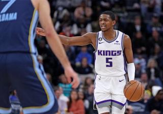 PG电子-足球夜战：辽东飞鹰队读秒扳平北城犀牛队，主帅临场妙招二次进攻频频奏效的简单介绍