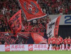 PG国际-里程碑夜！芝加哥公牛再遭质疑，亚冠加时末段刷纪录，媒体盛赞，球探报告显示潜力(梅西广告牌被踢飞头原因及后续处理)